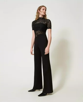 Pantaloni zampa con placca logo