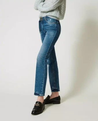 Jeans regular con cintura